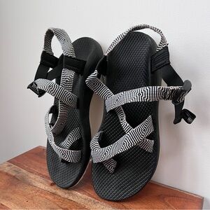 Chaco women’s z/cloud sandals in black, white and tan straps. size 9